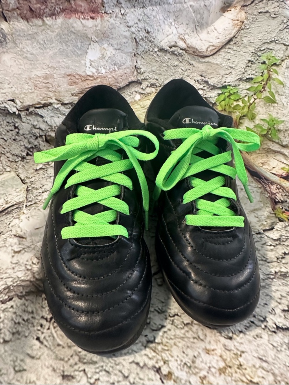 Girls, soccer shoe, SZ 4  different colored shoelaces